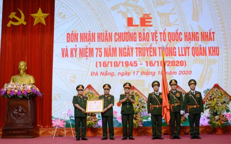 Phát huy truyền thống anh hùng, xây dựng LLVT Quân khu 5 vững mạnh toàn diện -0