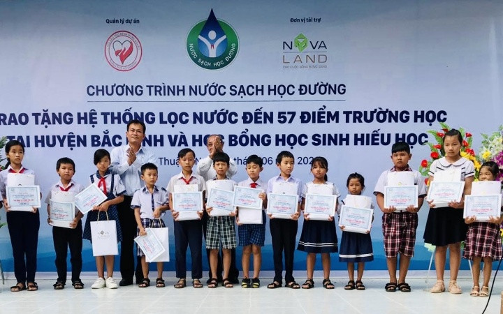 Các em học sinh bên hệ thống máy lọc nước uống sạch. novaland3-1593506793883.jpg