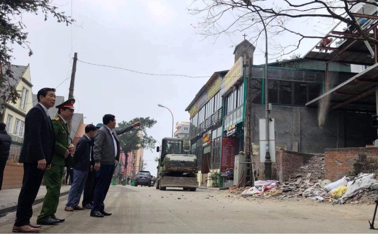 Tháo dỡ công trình xây dựng trái phép tại thị trấn Tam Đảo -0