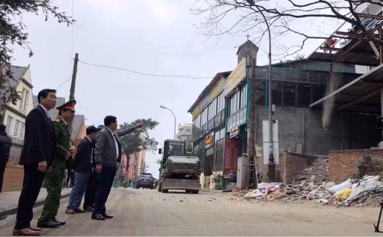 Tháo dỡ công trình xây dựng trái phép tại thị trấn Tam Đảo -0