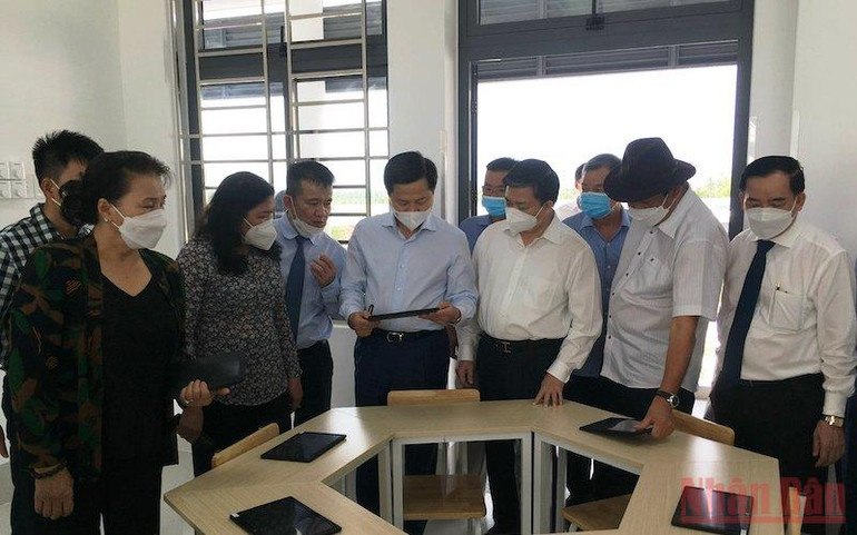 Các đại biểu tham quan phòng học, thiết bị giảng dạy của trường. Phó Thủ tướng Lê Minh Khái dự lễ khánh thành trường học tại Bến Tre -0