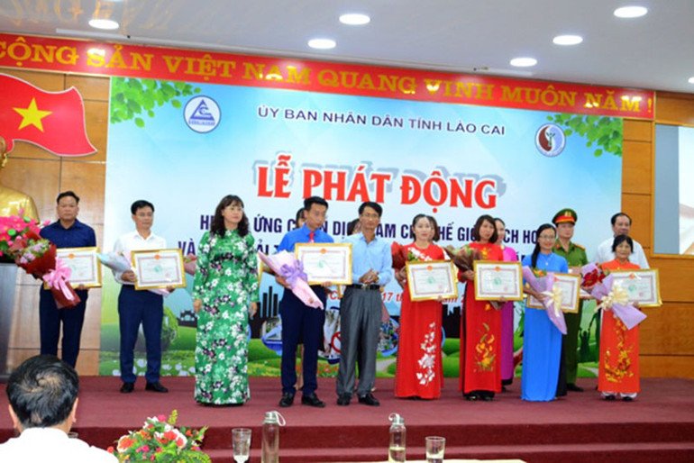 Trao giải thưởng “Bảo vệ môi trường” cho các tổ chức, cá nhân, doanh nghiệp ở tỉnh Lào Cai. Lào Cai ký cam kết chống rác thải nhựa, làm cho môi trường sạch hơn -0