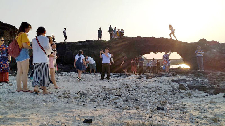 Khi thắng cảnh gánh con người -0