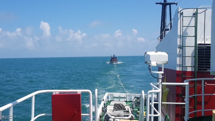 Đi ngược hướng bão để đón ngư dân tàu gặp nạn về bờ -0