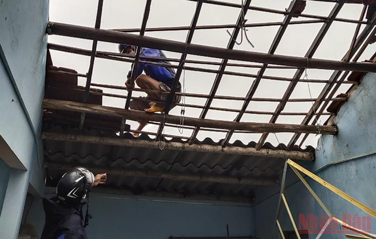 Lốc xoáy làm 45 nhà dân ở Quảng Ngãi bị hư hỏng -0