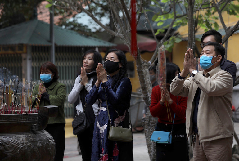 Đi lễ đầu năm nhưng không quên phòng dịch -0