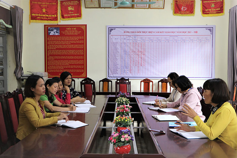 Để tìm ra giải pháp, phương pháp giảng dạy phù hợp, giáo viên phải thường xuyên sinh hoạt tổ chuyên môn, trao đổi kinh nghiệm với nhau. Các trường vùng cao Lai Châu gặp nhiều khó khăn khi triển khai bộ sách giáo khoa mới -0