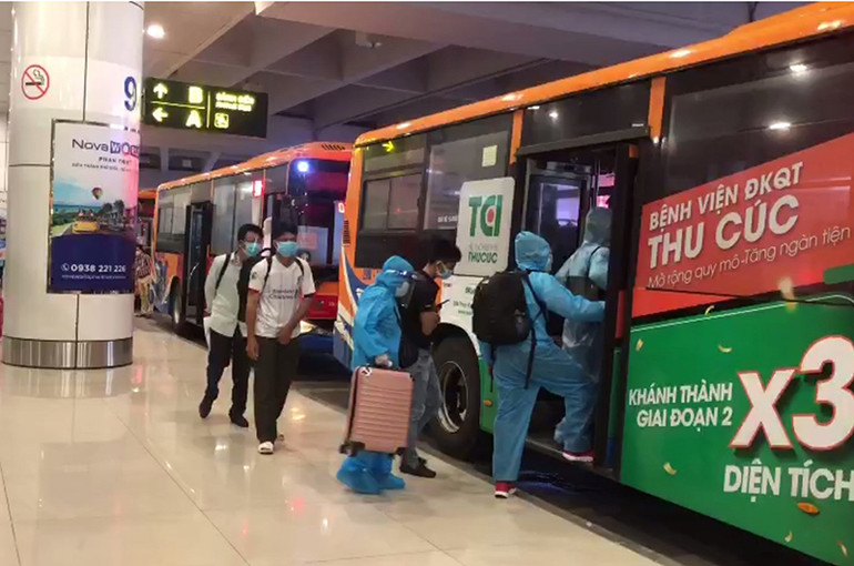 Xe buýt chuyên biệt đưa đón công dân từ sân bay Nội Bài đến các khu cách ly tập trung -0