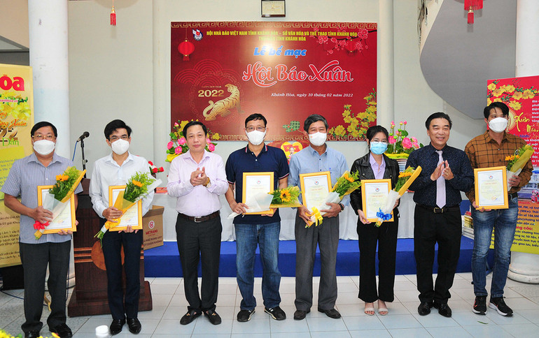 Ban Tổ chức trao tặng giải thưởng 10 tác giả có tác phẩm xuất sắc đăng tải trên các ấn phẩm báo chí Xuân Nhâm Dần 2022. Hội Báo Xuân Khánh Hòa gửi tặng hơn 1.900 ấn phẩm báo chí Xuân Nhâm Dần 2022 tới quân và dân Trường Sa -0