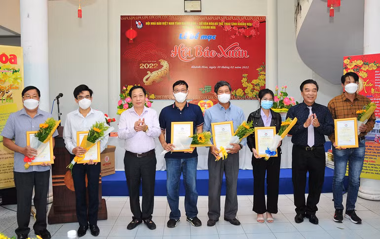 Hội Báo Xuân Khánh Hòa gửi tặng hơn 1.900 ấn phẩm báo chí Xuân Nhâm Dần 2022 tới quân và dân Trường Sa -0