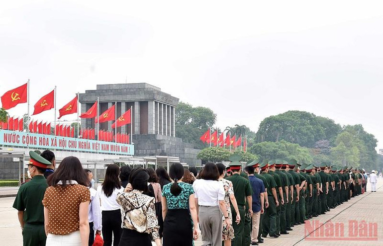 Các đại biểu và đông đảo tầng lớp nhân dân vào Lăng viếng Bác. Lãnh đạo Đảng, Nhà nước vào Lăng viếng Chủ tịch Hồ Chí Minh -5