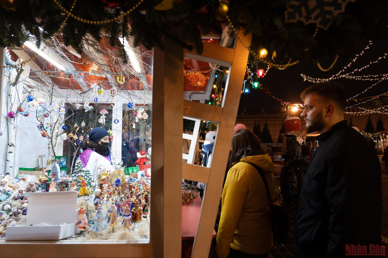 Lung linh Hội chợ năm mới trên Quảng trường Đỏ ở Nga -0