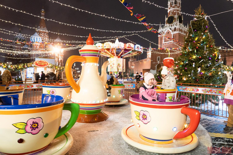 Lung linh Hội chợ năm mới trên Quảng trường Đỏ ở Nga -1