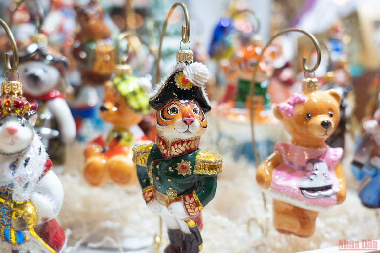 Lung linh Hội chợ năm mới trên Quảng trường Đỏ ở Nga -0