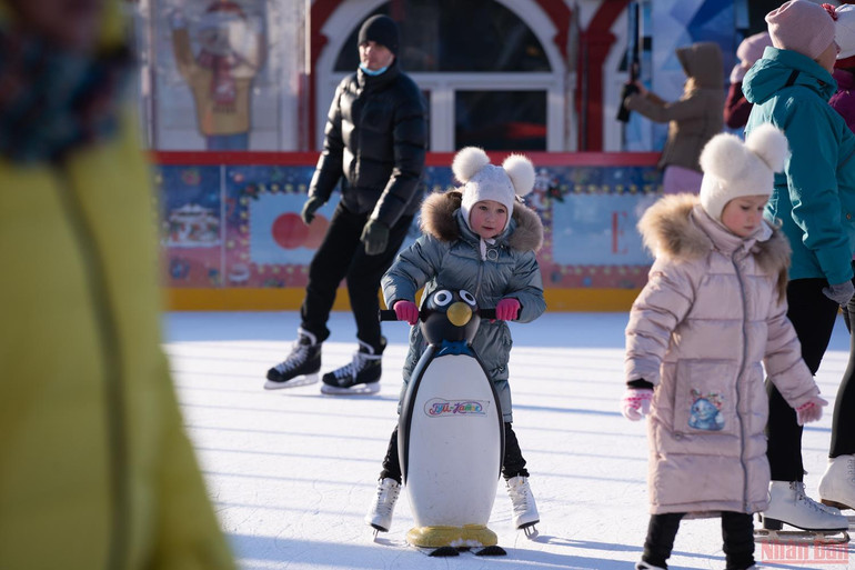 Lung linh Hội chợ năm mới trên Quảng trường Đỏ ở Nga -0