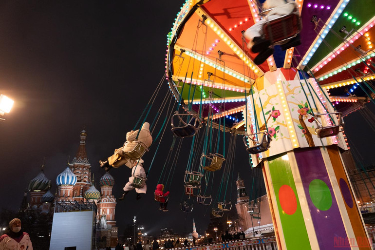 Lung linh Hội chợ năm mới trên Quảng trường Đỏ ở Nga -0