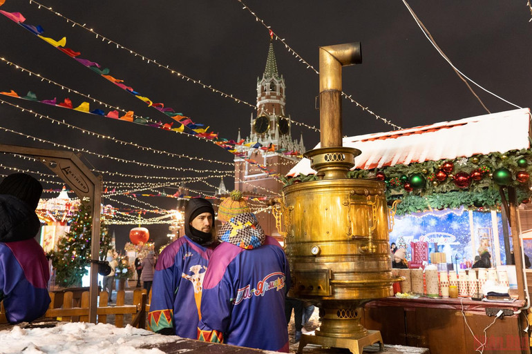 Lung linh Hội chợ năm mới trên Quảng trường Đỏ ở Nga -0