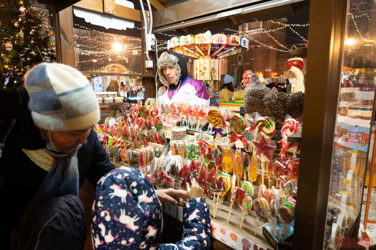 Lung linh Hội chợ năm mới trên Quảng trường Đỏ ở Nga -1