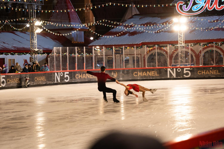 Lung linh Hội chợ năm mới trên Quảng trường Đỏ ở Nga -0