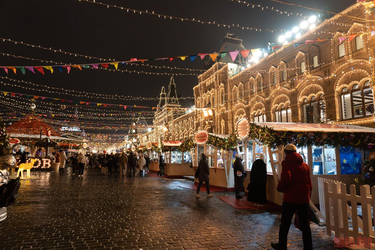 Lung linh Hội chợ năm mới trên Quảng trường Đỏ ở Nga -1