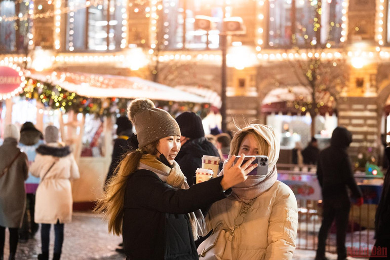 Lung linh Hội chợ năm mới trên Quảng trường Đỏ ở Nga -1