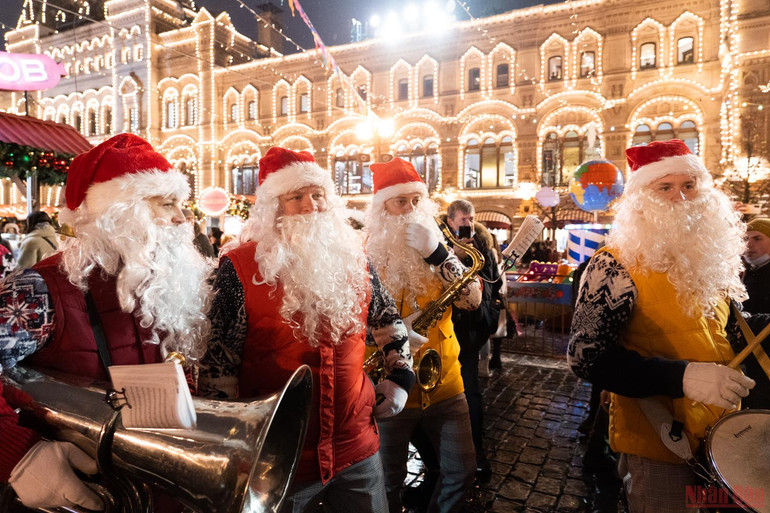Lung linh Hội chợ năm mới trên Quảng trường Đỏ ở Nga -0