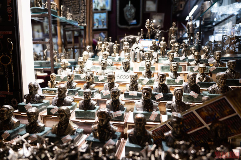 Lung linh Hội chợ năm mới trên Quảng trường Đỏ ở Nga -0