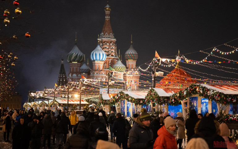 Lung linh Hội chợ năm mới trên Quảng trường Đỏ ở Nga -0