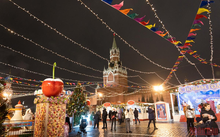 Lung linh Hội chợ năm mới trên Quảng trường Đỏ ở Nga -0