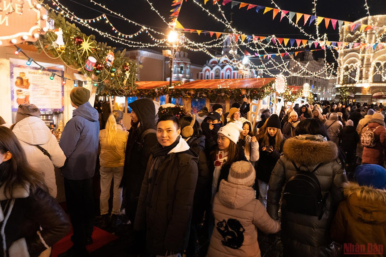 Lung linh Hội chợ năm mới trên Quảng trường Đỏ ở Nga -2