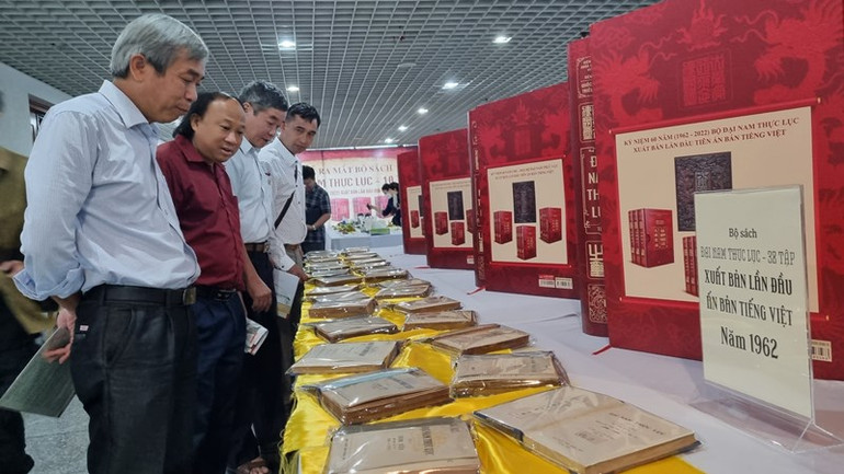 Ra mắt 10 tập bộ sách sử 