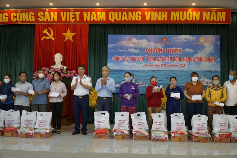 Hải đoàn 32, Bộ Tư lệnh Vùng Cảnh sát biển 3 đồng hành với ngư dân ảnh 1 Hải đoàn 32, Bộ Tư lệnh Vùng Cảnh sát biển 3 đồng hành với ngư dân -0