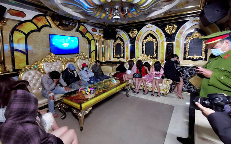 Bất chấp lệnh cấm, hơn 40 người tụ tập hát karaoke giữa mùa dịch -0