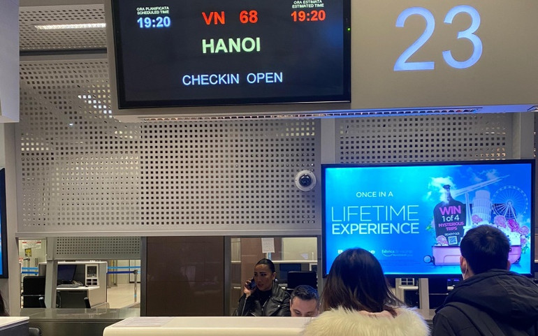 Bà con đang làm thủ tục xuất cảnh tại sân bay thủ đô Bucharest, Romania. (Ảnh: Mạnh Hùng/TTXVN) Chuyến bay hồi hương từ Romania đưa gần 300 bà con sơ tán khỏi Ukraine -0