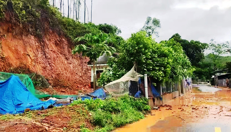 Mưa lớn đã làm sạt lở một số điểm trên địa bàn tỉnh Thừa Thiên Huế. Thừa Thiên Huế tập trung khắc phục các điểm sạt lở sau bão số 5 -0
