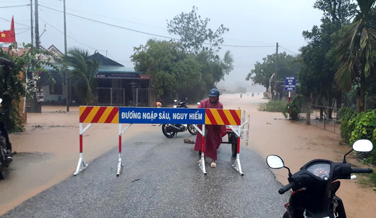 Tuyến Tỉnh lộ 11B đoạn đoạn xã Phong Xuân, huyện Phong Điền (Thừa Thiên Huế) bị ngập sâu hơn 70cm do mưa lớn trong hai ngày qua, gây khó khăn cho các phương tiện qua lại. Thừa Thiên Huế tập trung khắc phục các điểm sạt lở sau bão số 5 -0