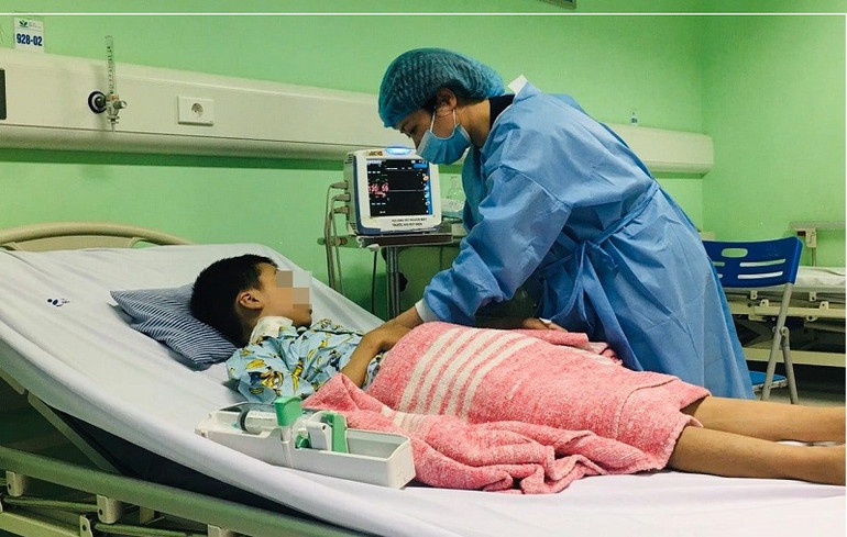 Bệnh nhi đang bình phục sức khỏe. Bệnh nhi suy thận cuối, có đột biến gen WT1 được ghép thận thành công -0