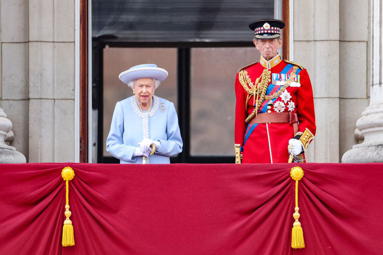 Hoàng tử Edward đứng bên Nữ hoàng Elizabeth II. Nữ hoàng hiếm khi xuất hiện trước công chúng kể từ khi bà nhập viện vào tháng 10/2021. (Ảnh: Reuters) Lễ diễu hành mở màn Đại lễ Bạch kim của Nữ hoàng Anh Elizabeth II -0