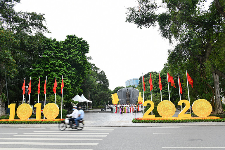 Đường phố Hà Nội rực rỡ cờ hoa chào mừng các sự kiện lớn -0