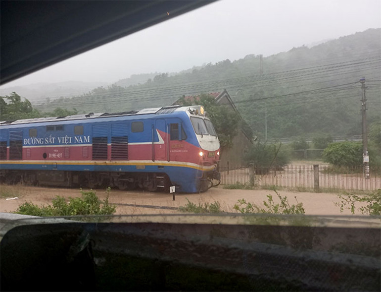 Bão số 12 gây mưa lớn, tốc mái nhiều nhà dân ở Khánh Hòa -0