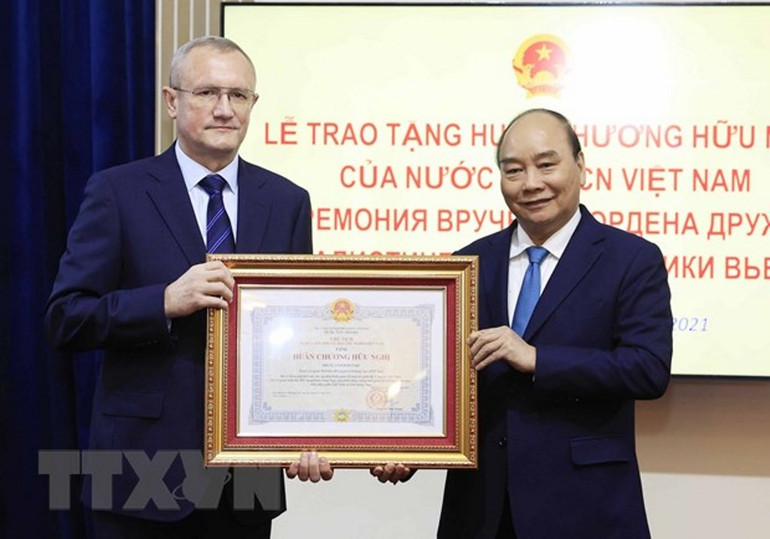 Chủ tịch nước trao huân chương cho lãnh đạo quân đội, an ninh LB Nga -0