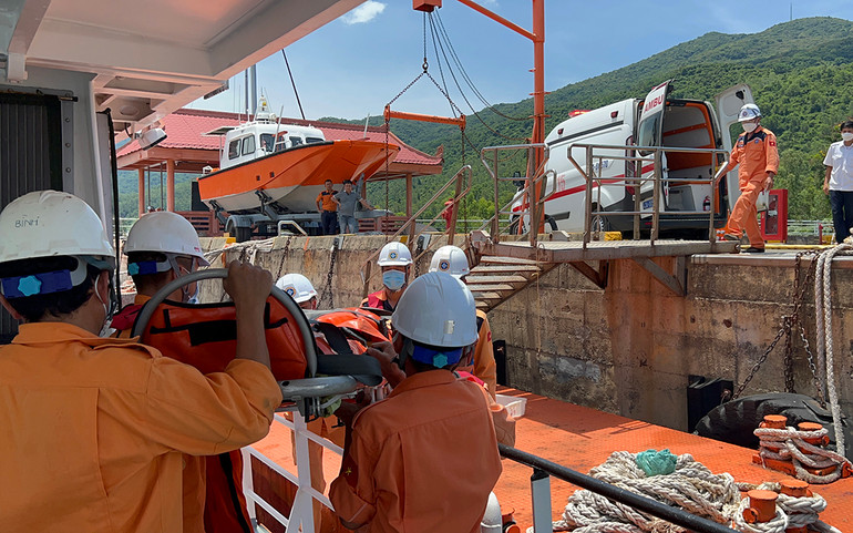 Cứu nạn thành công 2 ngư dân bị tai nạn lao động nghiêm trọng trên biển -0