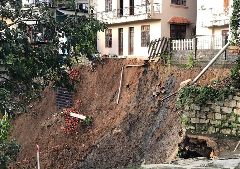 Sạt lở nghiêm trọng đe dọa nhiều khách sạn và nhà dân tại Đà Lạt -0