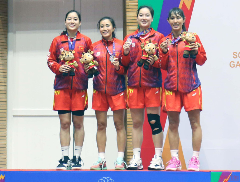 Đội tuyển quốc gia nữ Việt Nam trên bục trao huy chương. (Ảnh: Minh Phú) Tấm Huy chương Bạc đầy cảm xúc của bóng rổ nữ Việt Nam -0