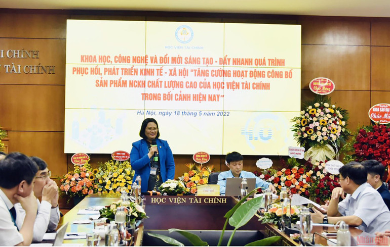 PGS.TS Trương Thị Thủy, Phó Giám đốc Học viện Tài chính phát biểu đề dẫn Tọa đàm. Tăng cường đào tạo kết hợp nghiên cứu khoa học -0