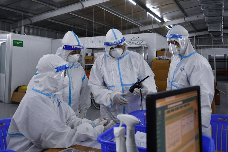 Những bệnh nhân nặng đầu tiên vỡ òa cảm xúc khi rời khỏi Trung tâm Hồi sức người bệnh Covid-19 -0