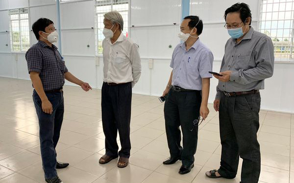 Những bệnh nhân nặng đầu tiên vỡ òa cảm xúc khi rời khỏi Trung tâm Hồi sức người bệnh Covid-19 -0