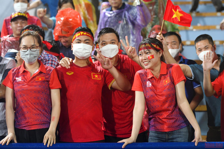 Người hâm mộ vỡ òa tại “chảo lửa” Việt Trì -0