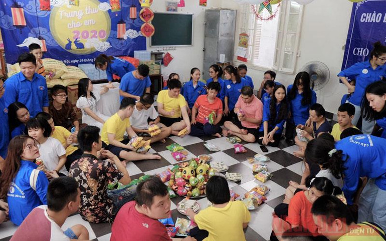 Sinh viên Đại học Luật Hà Nội mang Tết Trung thu ấm áp tới các em nhỏ kém may mắn -0