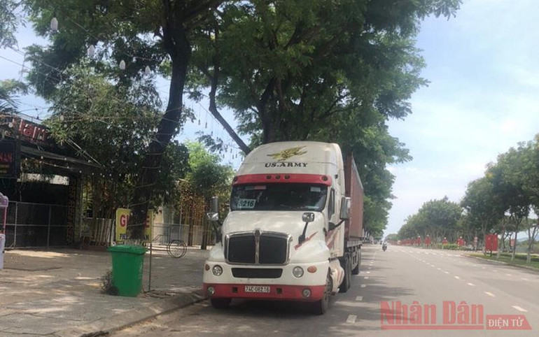 Đà Nẵng phát hiện 415 chai rượu ngoại không rõ nguồn gốc xuất xứ -0